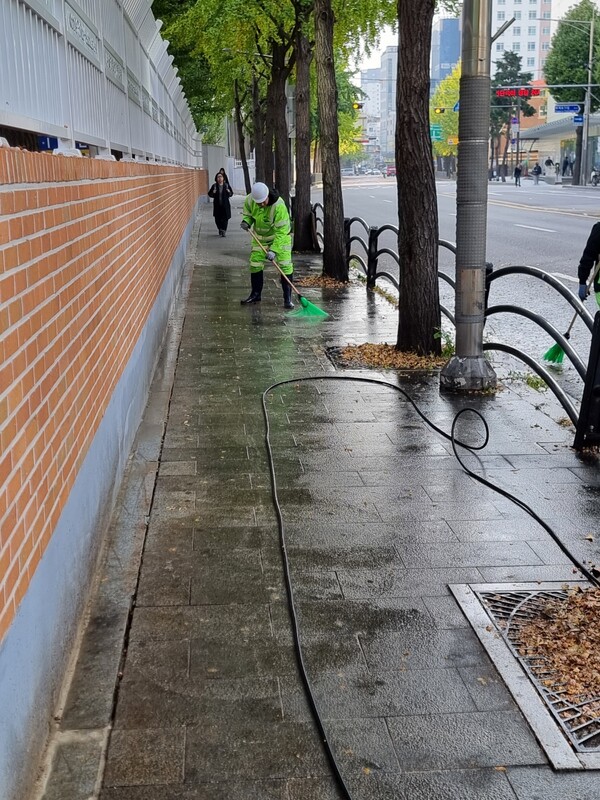 중구, 낙엽·빗물받이 집중 정비…“늦가을 침수·악취 선제 차단” 썸네일